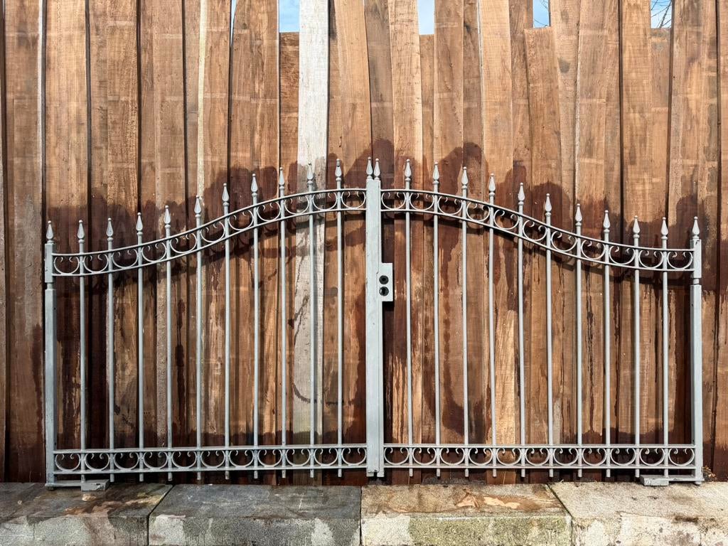 Sierlijke smeedijzeren dubbele poort - 335cm, Tuin en Terras, Tuinhekken en Hekwerk, Zo goed als nieuw, Sierhekwerk, IJzer, Ophalen