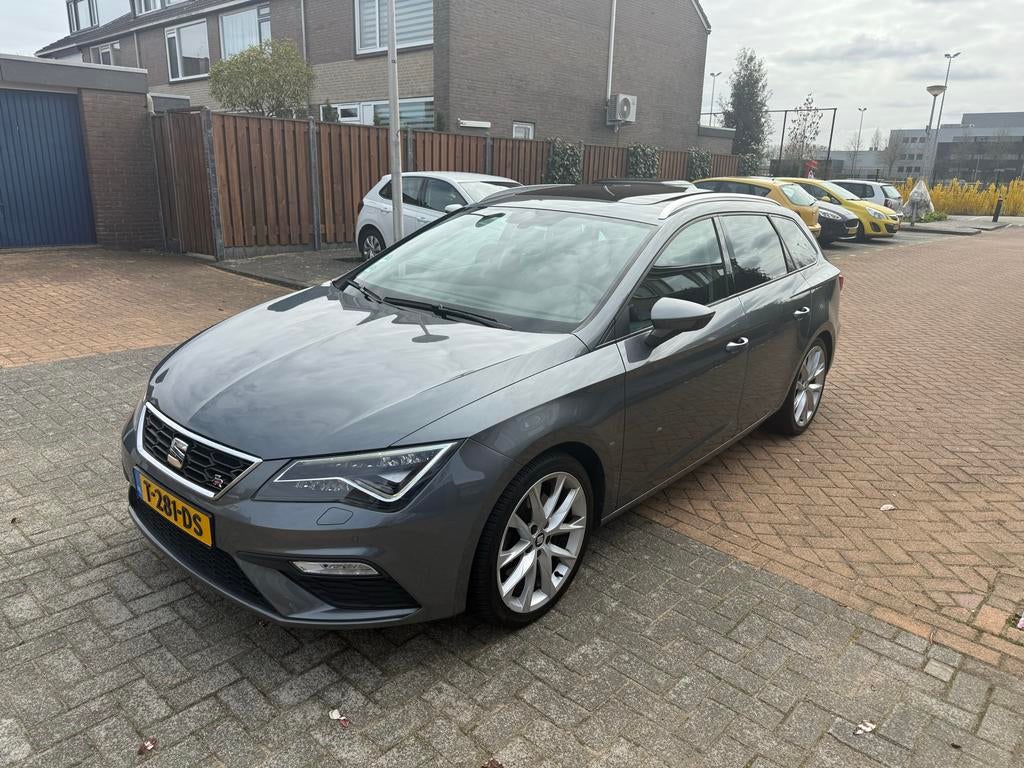 Seat Leon ST FR 1.8 TSI 180PK DSG Pano Camera 2018, Auto's, 1272 kg, 680 kg, 4 cilinders, Stationwagon