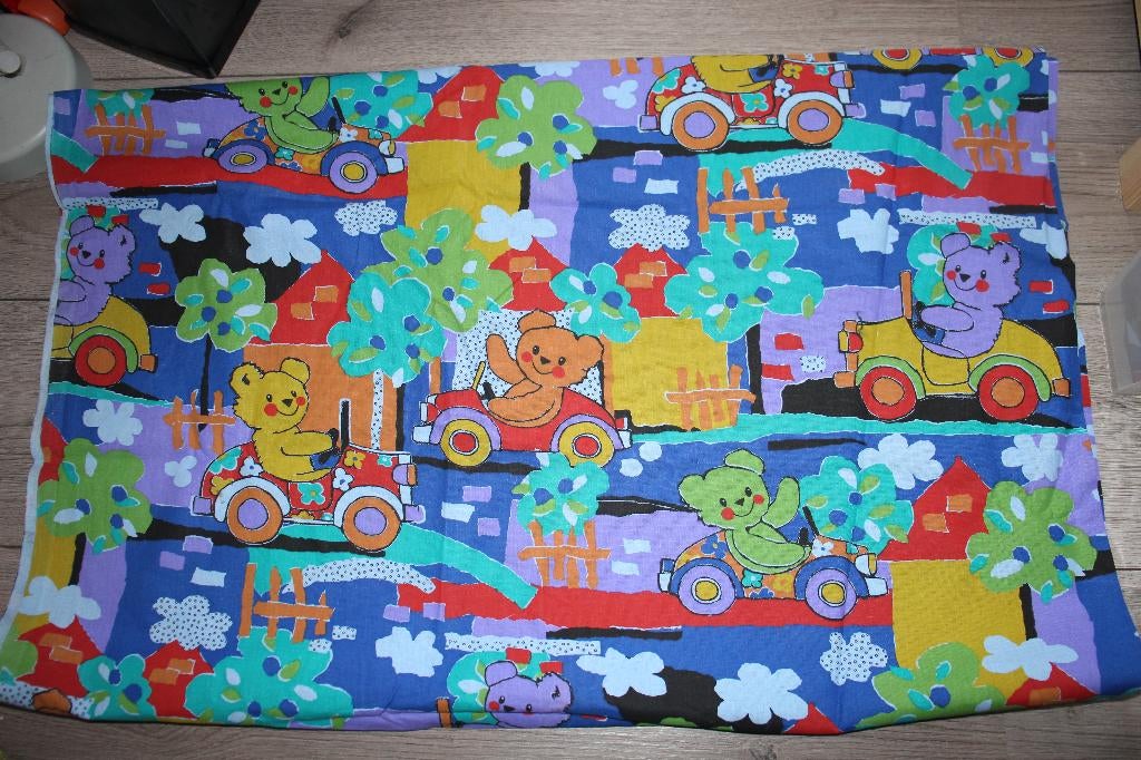 Coupon 100% katoen vintage stof - beertjes huis auto #3910, Hobby en Vrije tijd, Stoffen en Lappen, Blauw, 120 cm of meer, Nieuw