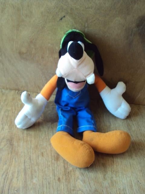 Disney Goofy pluche 45cm met werkbroek en petje Mattel, Verzamelen, Ophalen of Verzenden, Goofy of Pluto, Zo goed als nieuw, Beeldje of Figuurtje