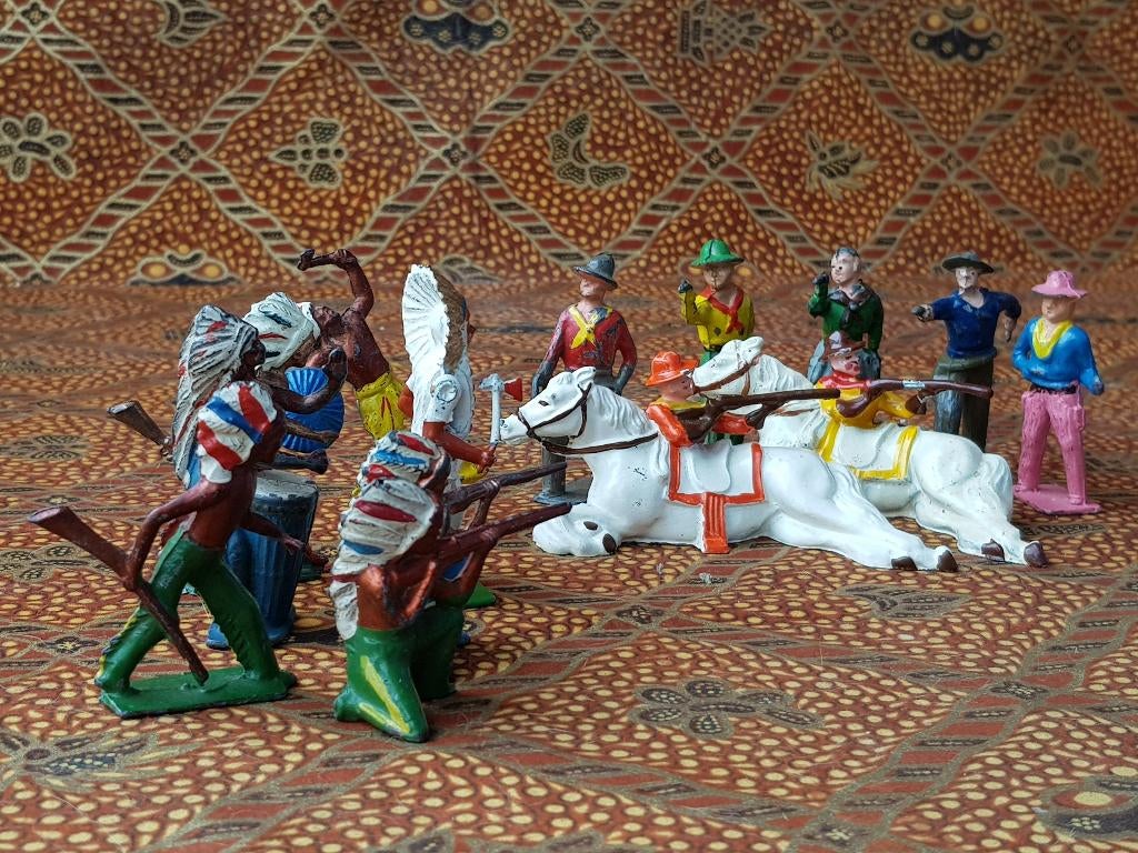 14 cowboys en Indianen mooi oud Engels speelgoed van tin.
