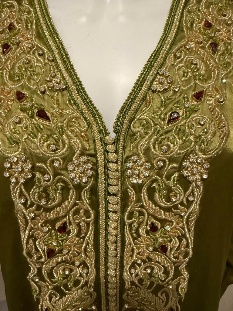 Olijfgroene caftan met borduursels en steentjes, Maat 42/44 (L), Ophalen of Verzenden, Zo goed als nieuw, Onder de knie