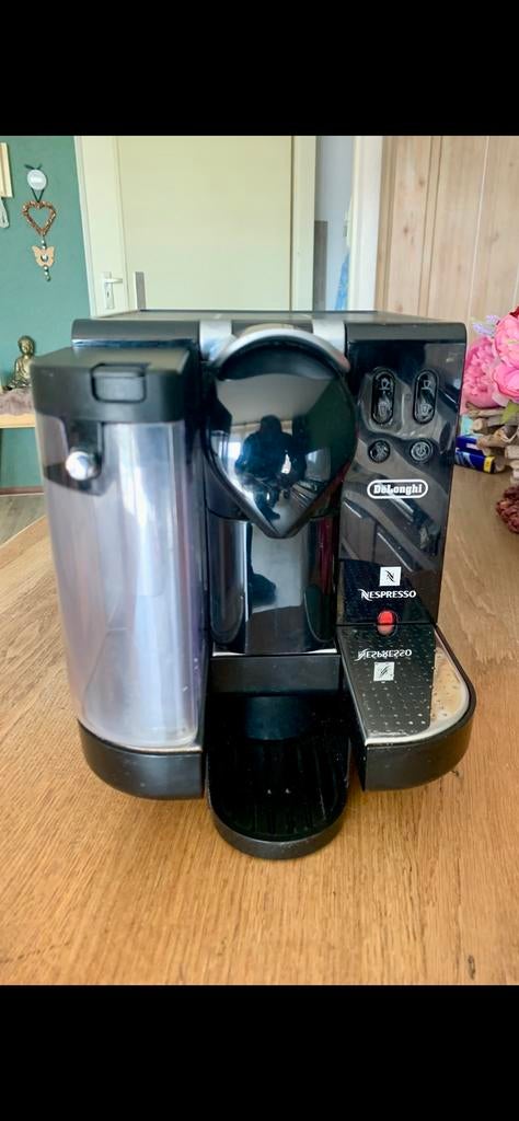 Nespresso De'Longhi Lattissima koffiecupmachine, Ophalen, Zo goed als nieuw, Koffiemachine