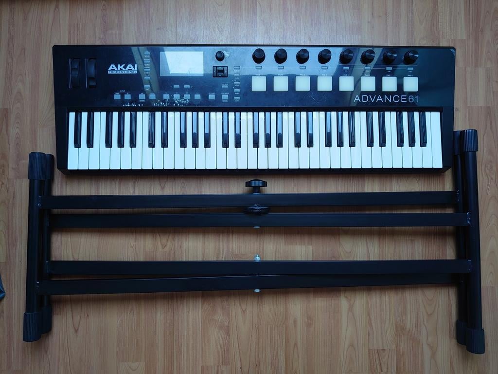 AKAI Advance 61 MIDI keyboard met standaard, Muziek en Instrumenten, 61 toetsen, Midi-aansluiting, Zo goed als nieuw, Ophalen