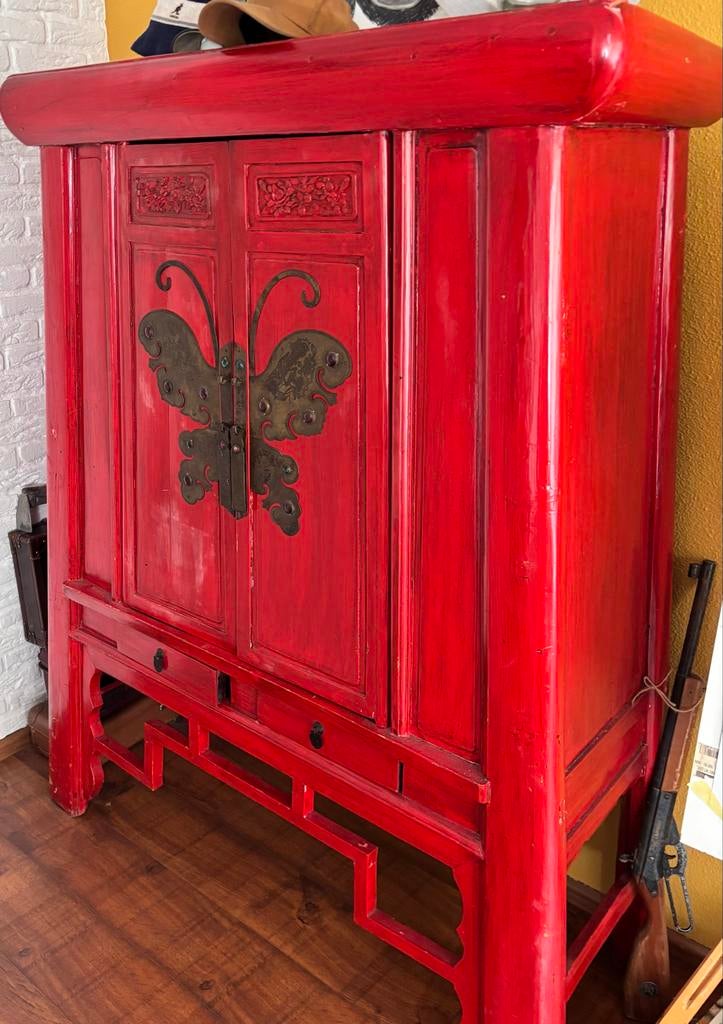 Rode Chinese kast met vlinderbeslag, Ophalen of Verzenden