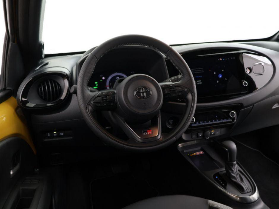 Toyota Aygo X Hybrid 115 GR Sport | DEMO | Navigatie | Stoel, Auto's, Euro 6, Overige kleuren, 4 stoelen, Hybride Elektrisch/Benzine