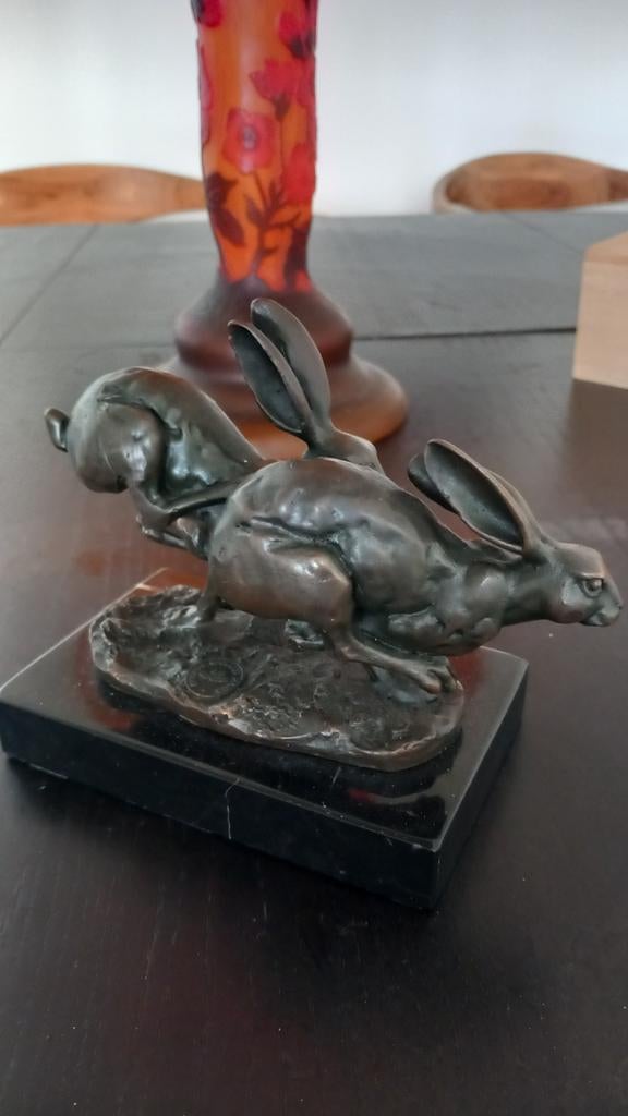 Twee rennende hazen op marmeren sokkel, Ophalen of Verzenden