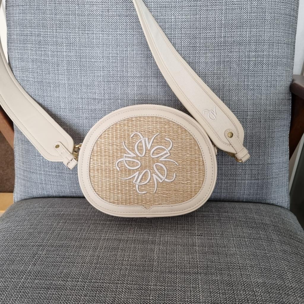 Josh V Handtasje - Beige met Raffia Details, Sieraden, Tassen en Uiterlijk, Tassen | Damestassen, Ophalen of Verzenden, Nieuw