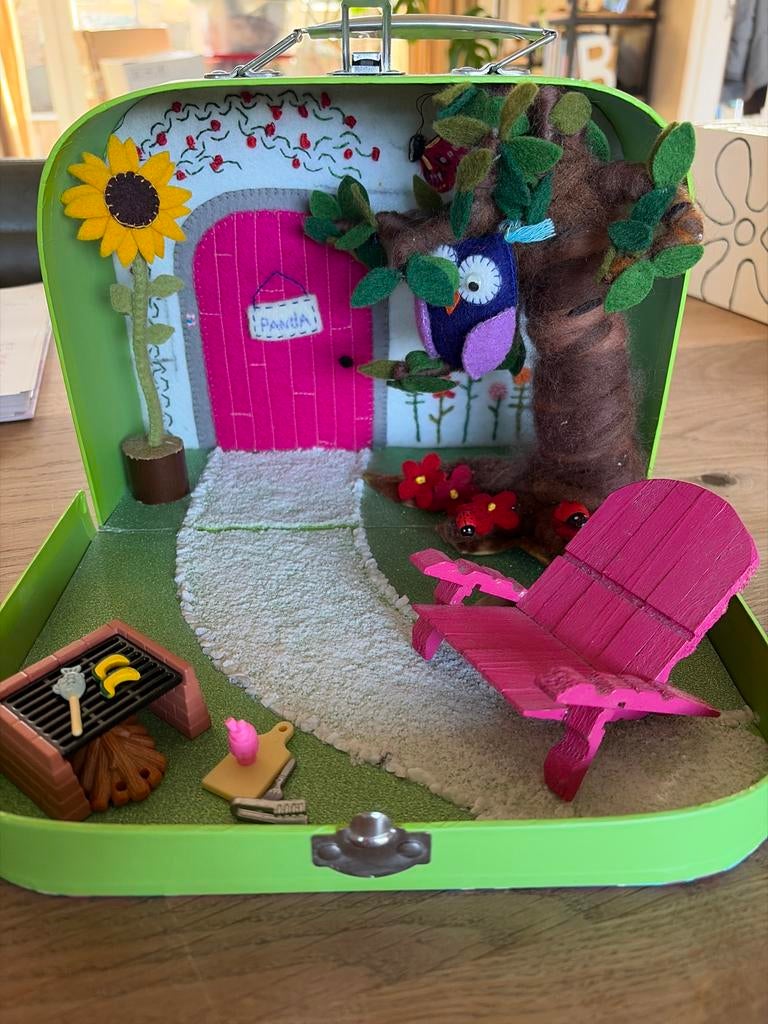 Handgemaakt poppenhuis in koffer met tuin, Ophalen of Verzenden, Gebruikt, Poppenhuis