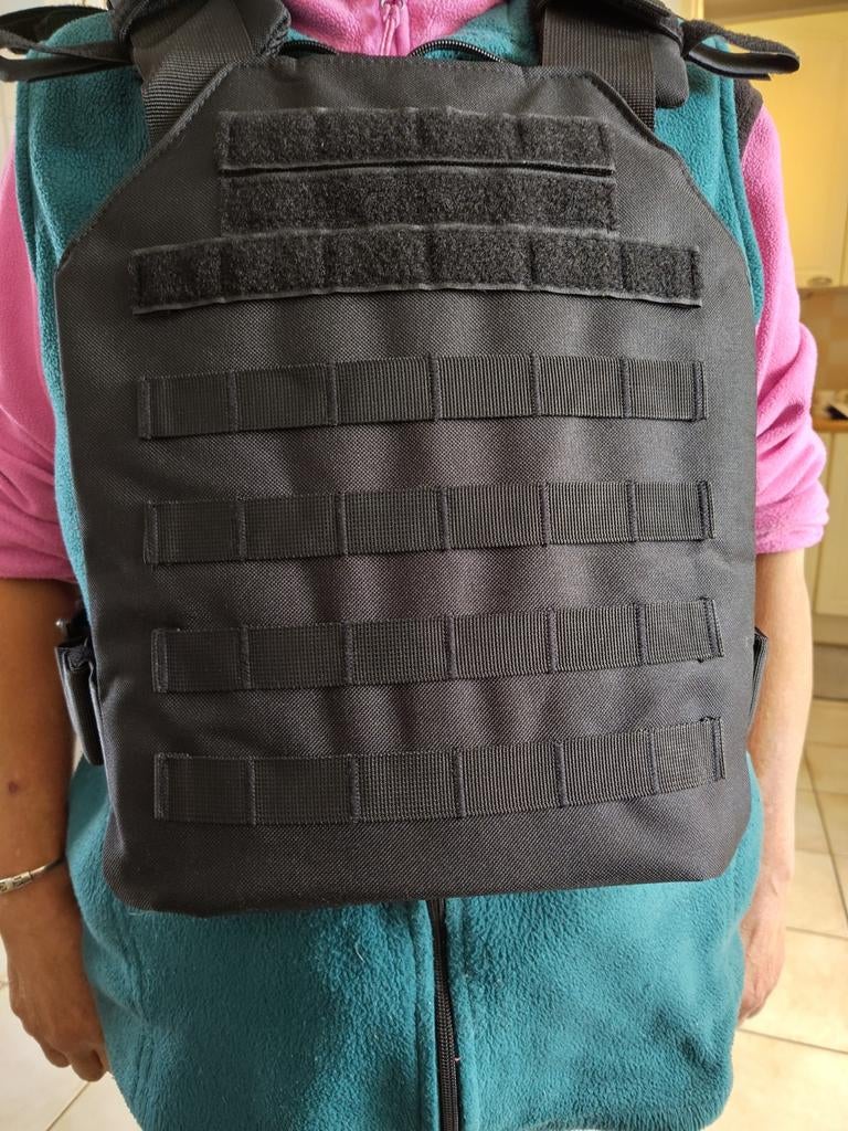 Hagelnieuwe plate carrier met twee milsurp kevlar platen, Ophalen of Verzenden, Landmacht, Nederland