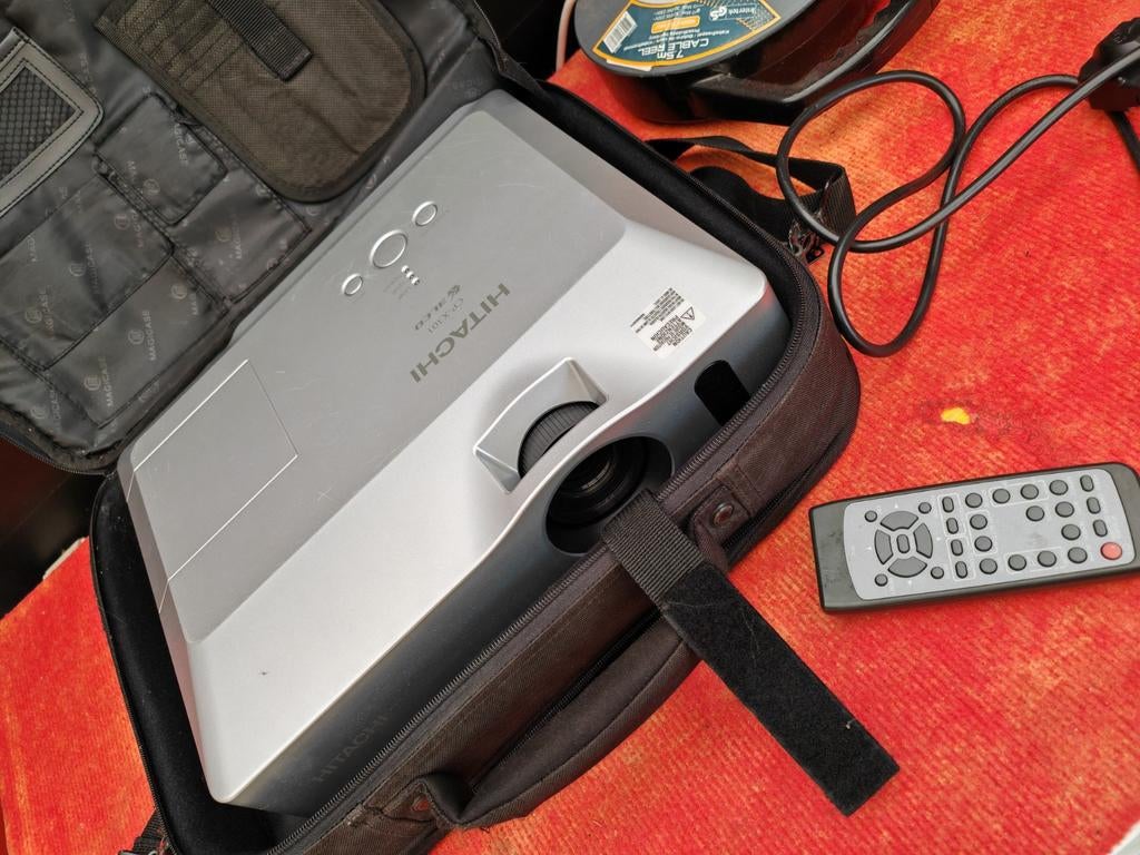 Hitachi CP-X301 Beamer met afstandsbediening en tas, Audio, Tv en Foto, Beamers, Gebruikt, Ophalen of Verzenden, LCD, Overige resoluties