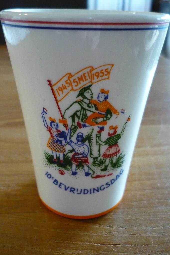 Vintage Beker 10e bevrijdingsdag 1945 5mei 1955, Ophalen of Verzenden, Zo goed als nieuw, Nederland, Servies