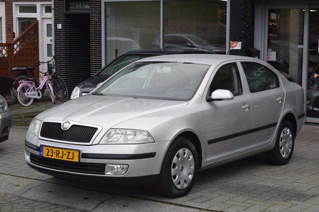 Skoda Octavia 2.0 FSI Ambiente AUTOMAAT 125.077 KM NAVI, Stof, Gebruikt, 4 cilinders, Metallic lak