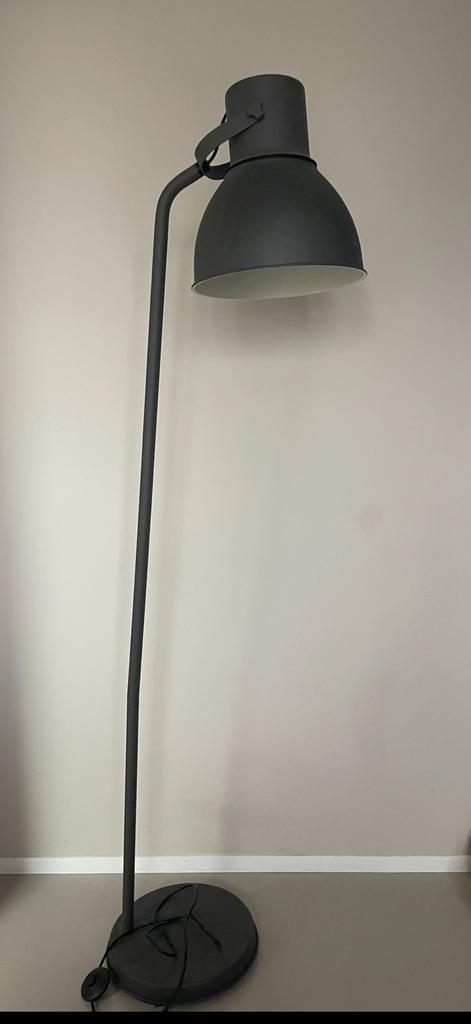 Grijze staande lamp, Huis en Inrichting, Ophalen, Gebruikt, Metaal, 150 tot 200 cm