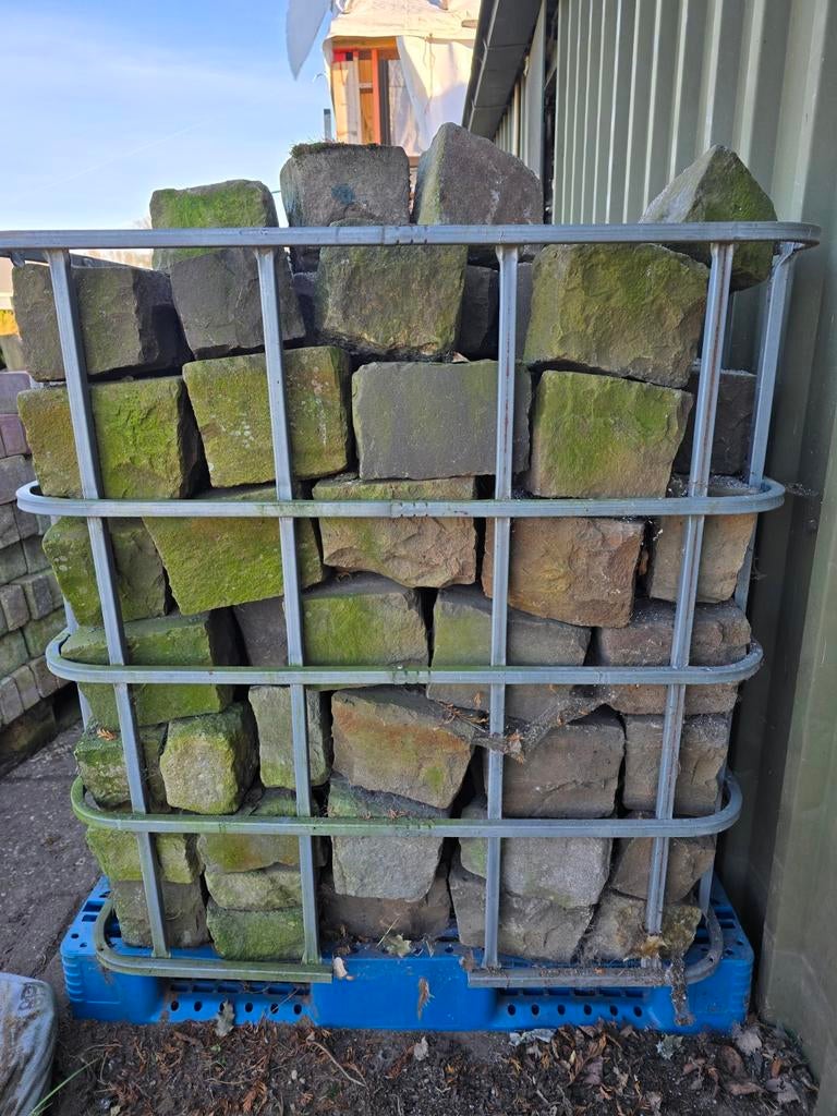 Natuurstenen kinderkoppen, groot en klein (2 IBC kratten), Tuin en Terras, Tegels en Klinkers, Ophalen, Gebruikt, Klinkers, Natuursteen