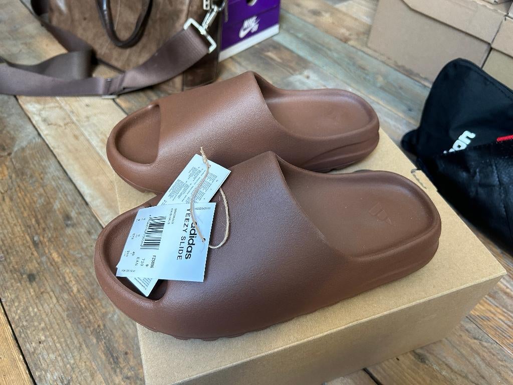 Adidas Yeezy Slides Flax - 43, Kleding | Heren, Schoenen, Slippers, Bruin, Nieuw, Ophalen of Verzenden