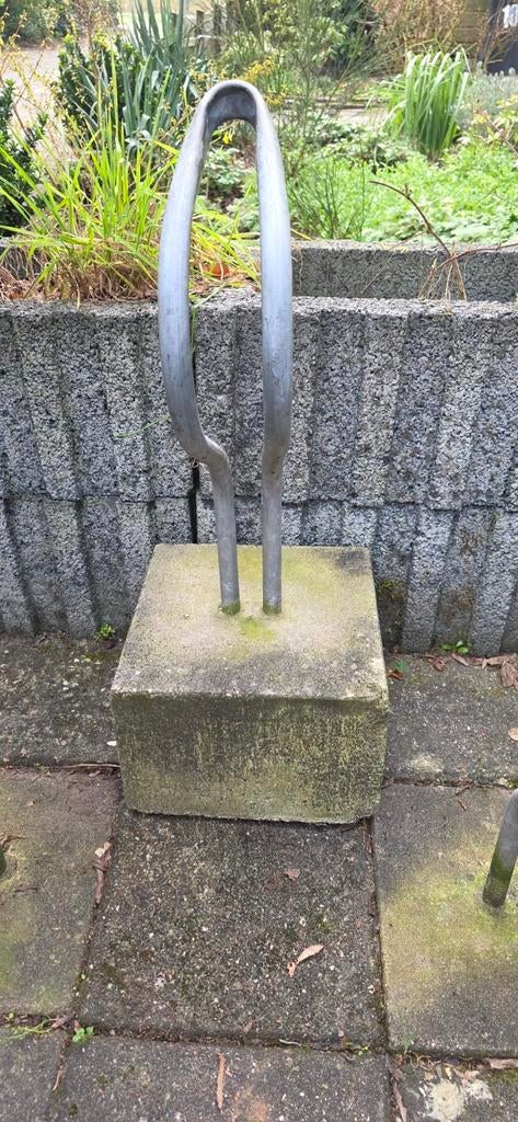 Fietsenrek / fietsstandaard van metaal op betonblok – stevig, Fietsen en Brommers, Fietsaccessoires | Fietsenrekken, Ophalen of Verzenden