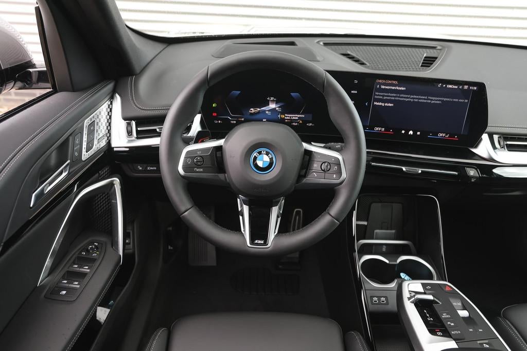 BMW iX1 eDrive20 M Sport / Panoramadak / Trekhaak / Sportsto, Zwart, Leder, Nieuw, Stoelverwarming