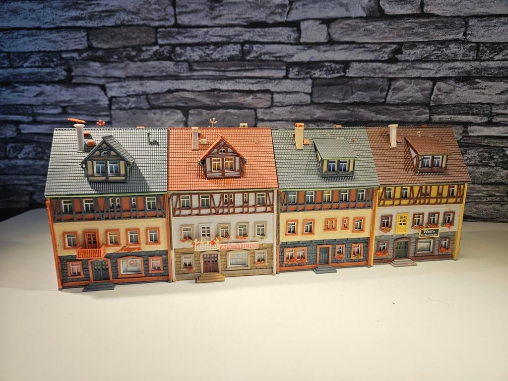 Marktstrasse 4 huizen winkels N spoor modeltrein 1:160, Hobby en Vrije tijd, Modeltreinen | N-Spoor, Gebruikt, Brug, Tunnel of Gebouw