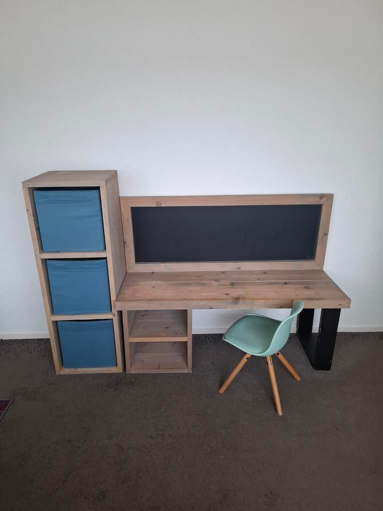 Kinderbureau met krijtbord en opbergruimte, Ophalen, Gebruikt, Tafel(s)
