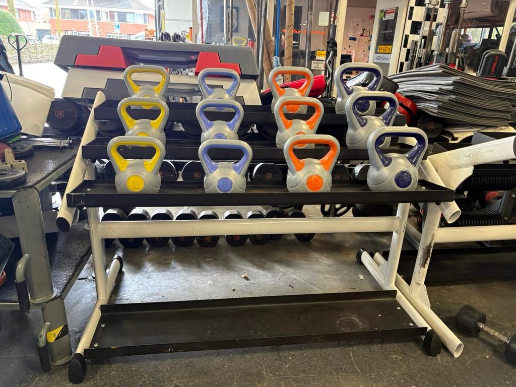 Kettlebells 3 x 4-6-8-12 kg incl kettlebell rek, Ophalen, Gebruikt, Incl, Rek