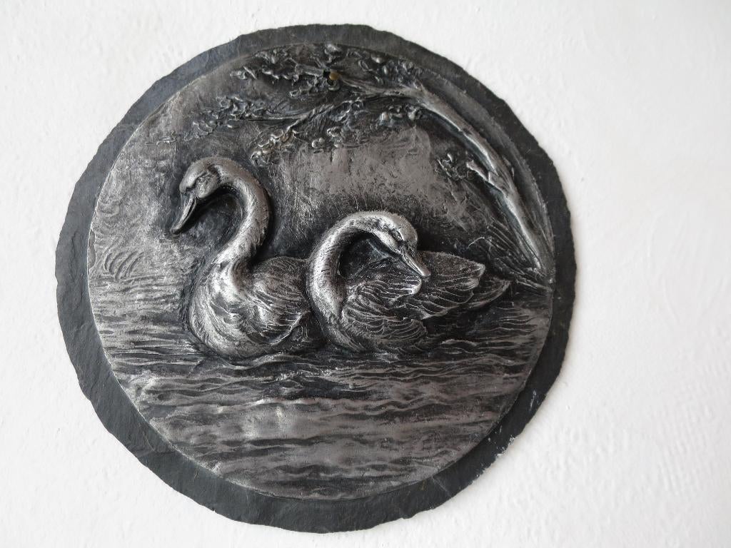 prachtig wandbordje met 2 zwanen uit tin 15 cm, Ophalen of Verzenden