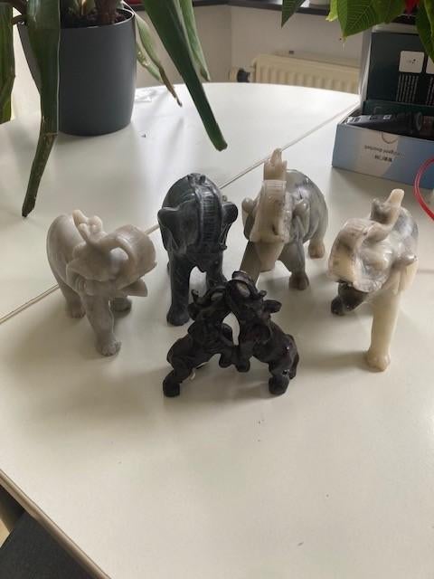 5 Olifanten beeldjes. Zou het jadé zijn?, Ophalen of Verzenden, Zo goed als nieuw, Dier