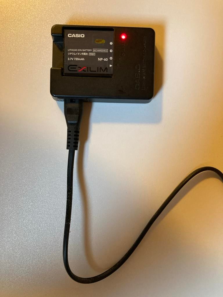 Casio lader met 3,7V 720mAh accu, Ophalen of Verzenden, Gebruikt