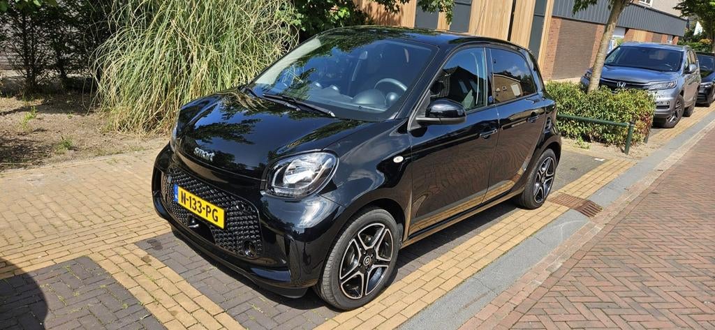 Smart ForFour EQ 82pk 2021 Zwart, Auto's, Smart, Automaat, USB, 4 stoelen, 43 €/maand
