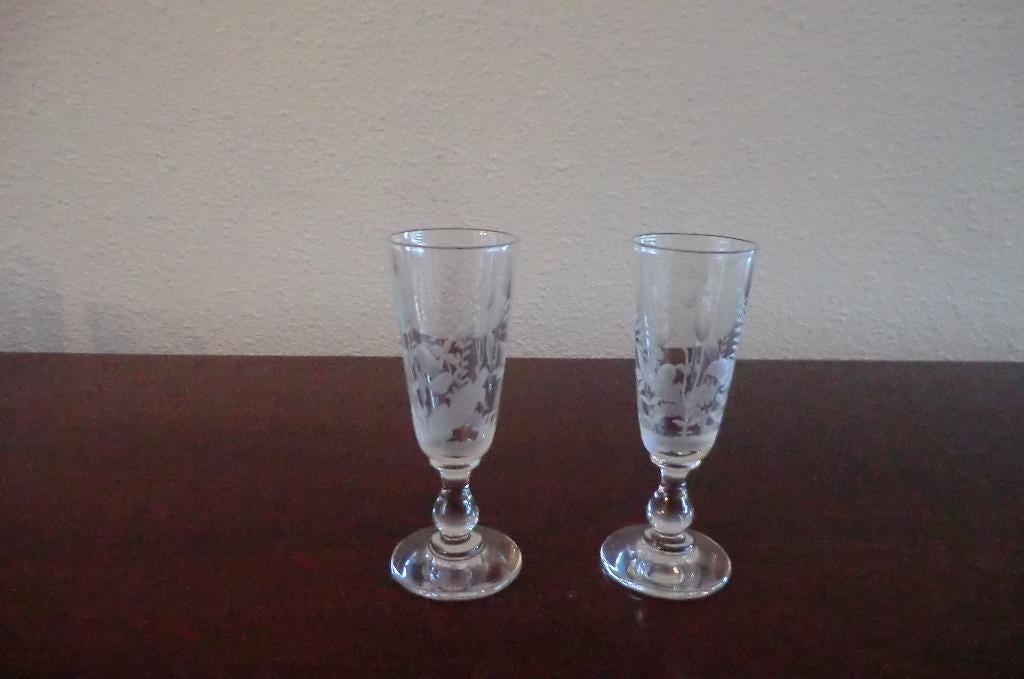 twee borrelglaasjes - gegraveerd met bloemen, Antiek en Kunst, Antiek | Glas en Kristal, Ophalen of Verzenden