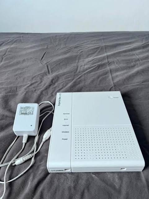 Experiabox V10 Router met adapter, Computers en Software, Routers en Modems, Ophalen of Verzenden, Nieuw, Router met modem