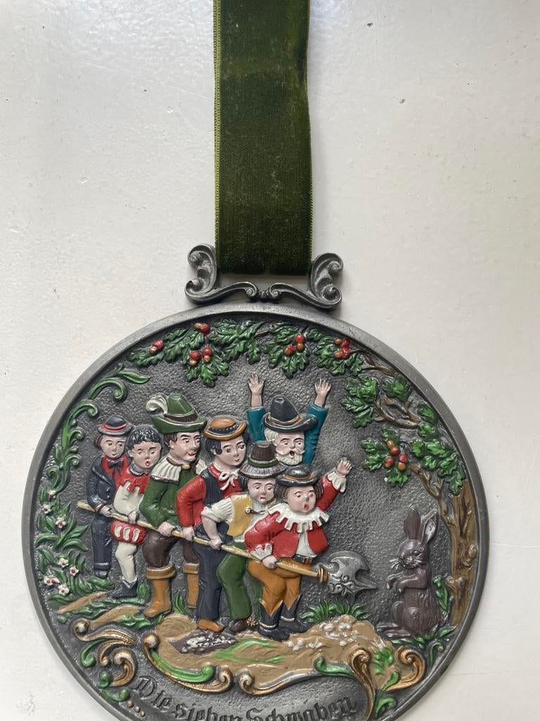 Tinnen wandplaat 'Die sieben Schwaben' met groen lint, Ophalen of Verzenden