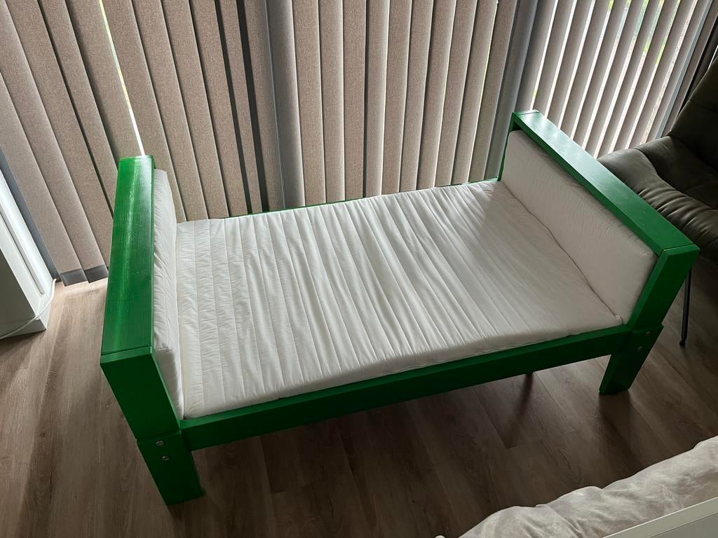 Groen kinderbed - in lengte verstelbaar - meegroei/praktisch, Kinderen en Baby's, Ophalen, 70 tot 85 cm, Zo goed als nieuw, Matras