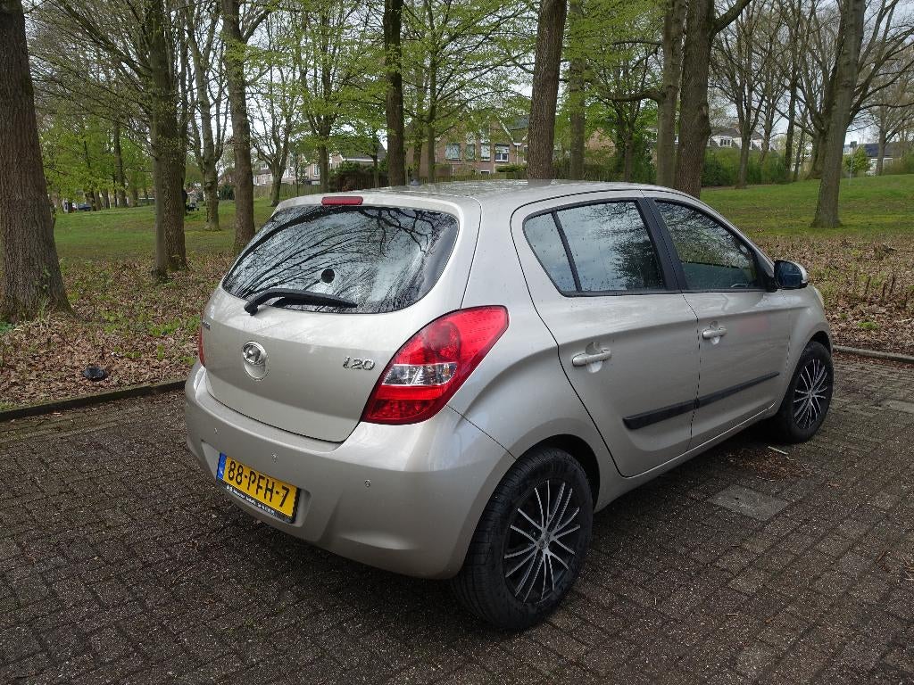 Hyundai i20 1.4 5-DRS AUT 2011 Grijs, Auto's, Euro 5, 40 €/maand, Zwart, 4 cilinders