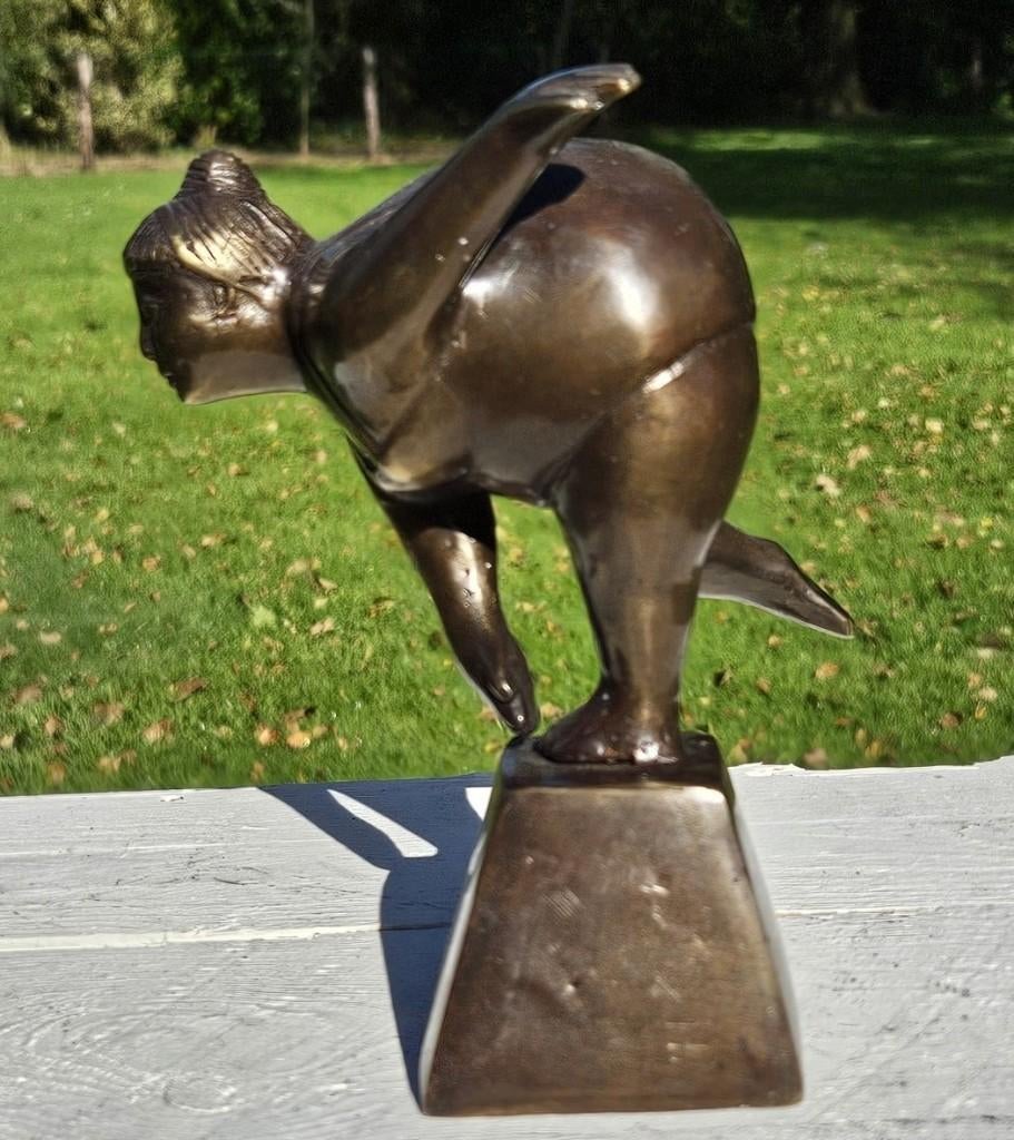 DIKKE DAME / bronzen beeld / gebogen