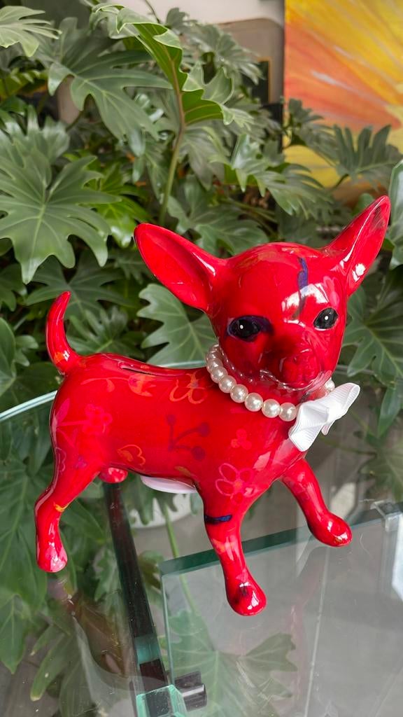 Spaarpot Chihuahua Rood Pomme-Pidou, Verzamelen, Spaarpotten, Ophalen of Verzenden, Gebruikt, Steen, Aardewerk of Keramiek, Dier
