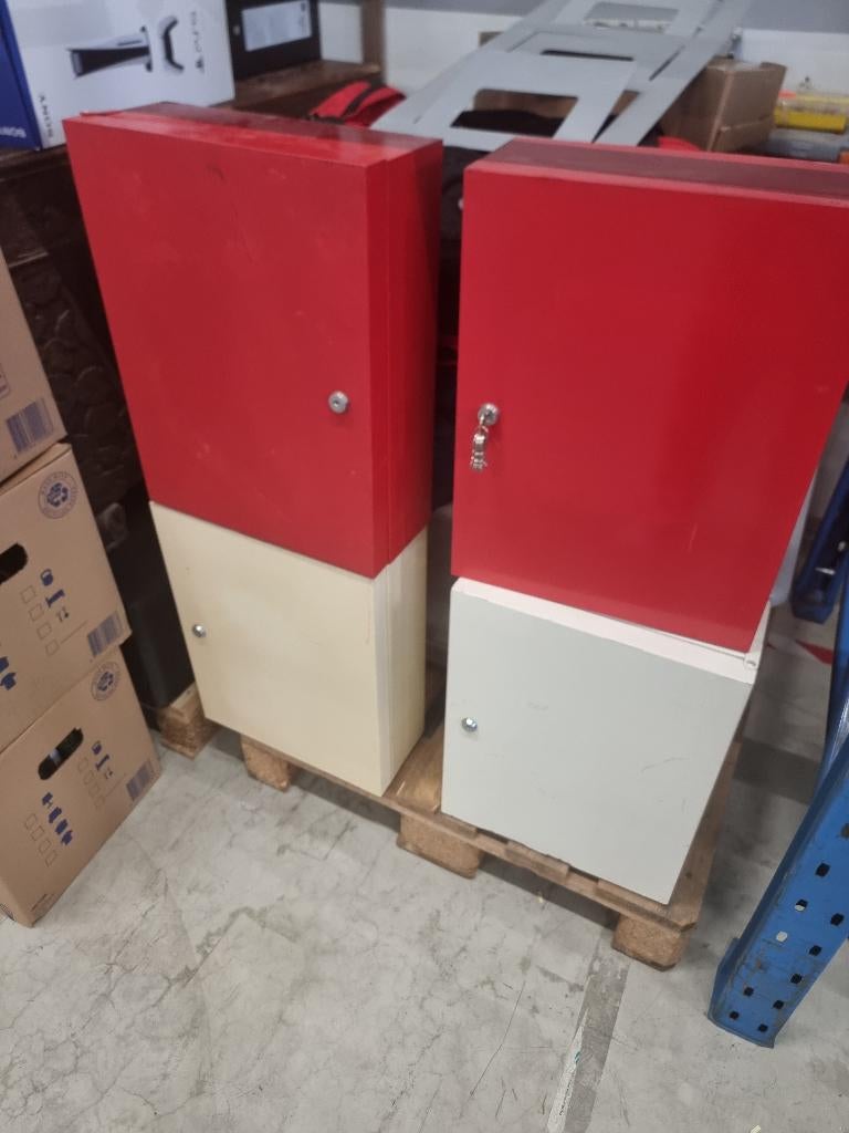 Ikea vintage wandkast rood/wit met sleutels, Gebruikt, Vintage, Minder dan 100 cm, Metaal