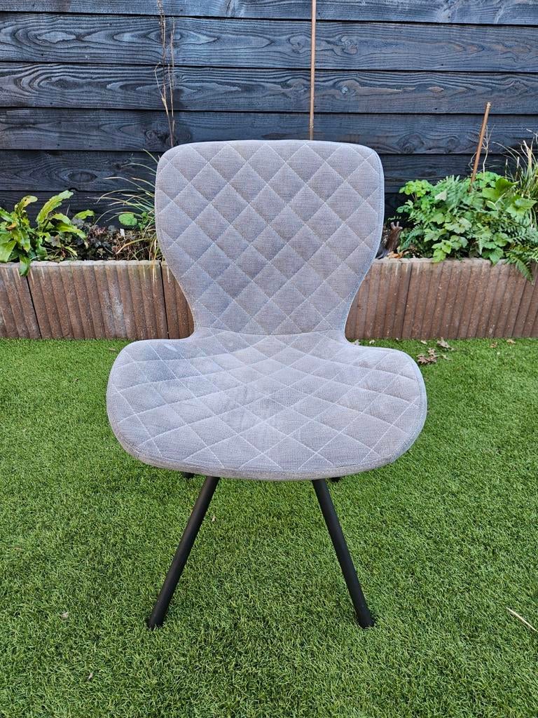 Kwantum grijze stoel met zwart onderstel, Huis en Inrichting, Stoelen, Gebruikt, Stof, Ophalen, Retro, vintage