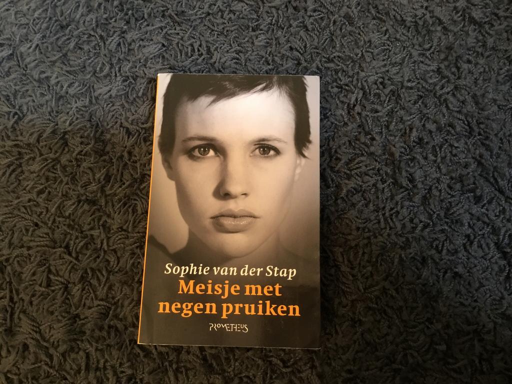 Meisje met negen pruiken   Sophie van der Stap, Ophalen of Verzenden, Zo goed als nieuw, Sport