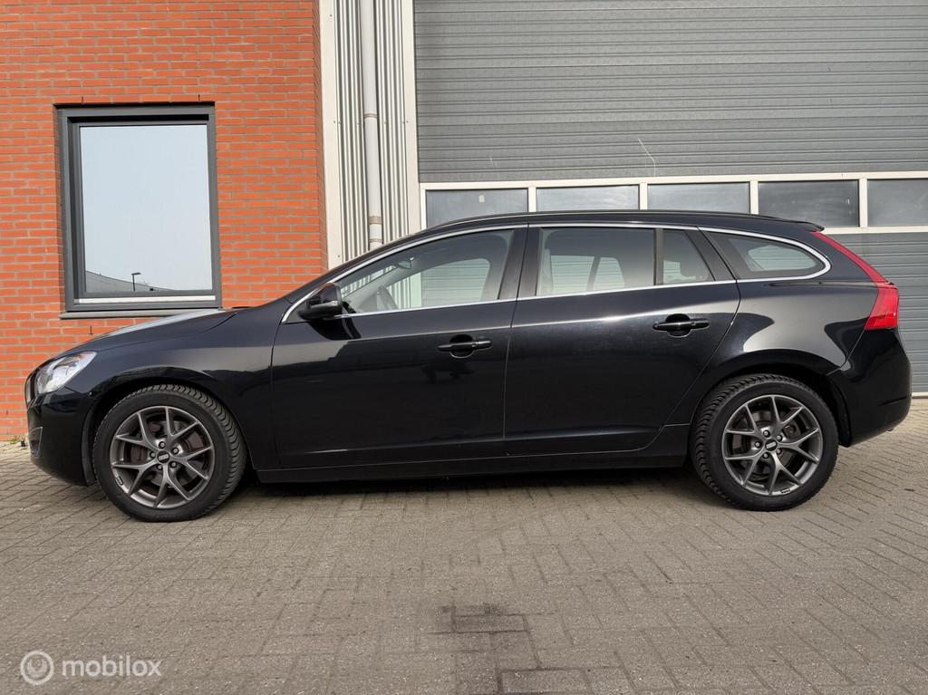 Volvo V60 3.0 T6 AWD Momentum - Volvo dealer onderh., Automaat, Euro 5, Parkeersensor, Zwart