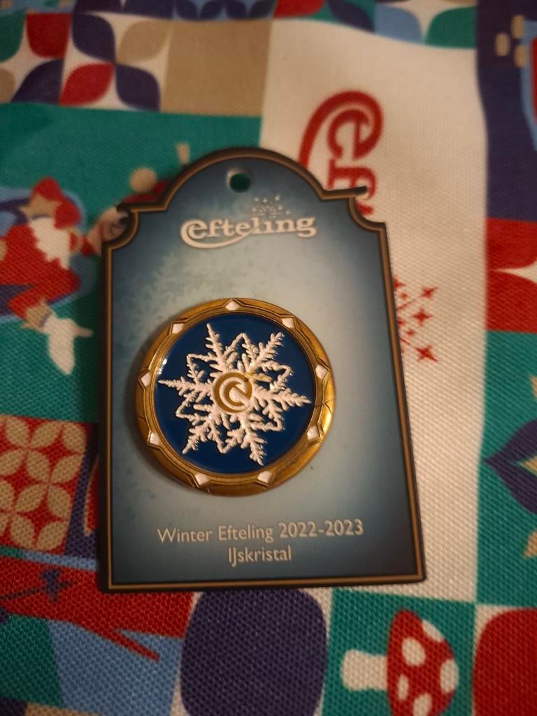Efteling '22/'23 winter pin, Verzamelen, Efteling, Ophalen of Verzenden, Nieuw, Button of Speldje