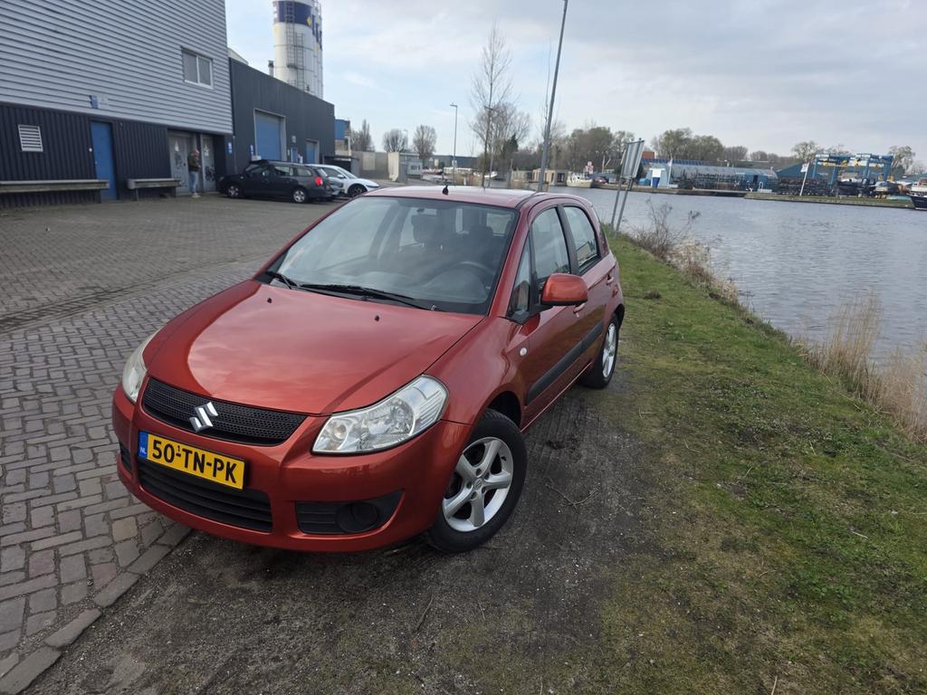 Suzuki SX4 1.6 Comfort 2006 Airco (NIEUWE APK!!!), Auto's, Voorwielaandrijving, Zwart, 4 cilinders, 49 €/maand