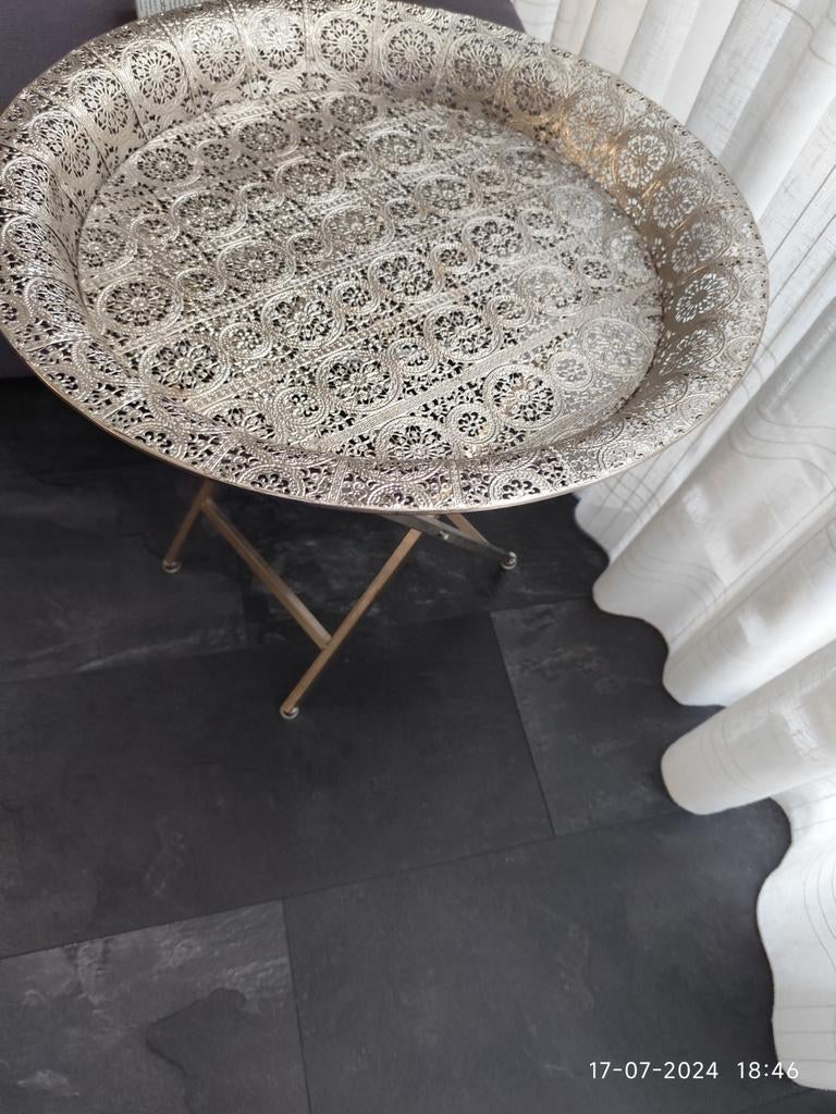 Decoratieve bijzettafel met Marokkaanse dienblad, Huis en Inrichting, Tafels | Bijzettafels, 45 tot 60 cm, Metaal of Aluminium