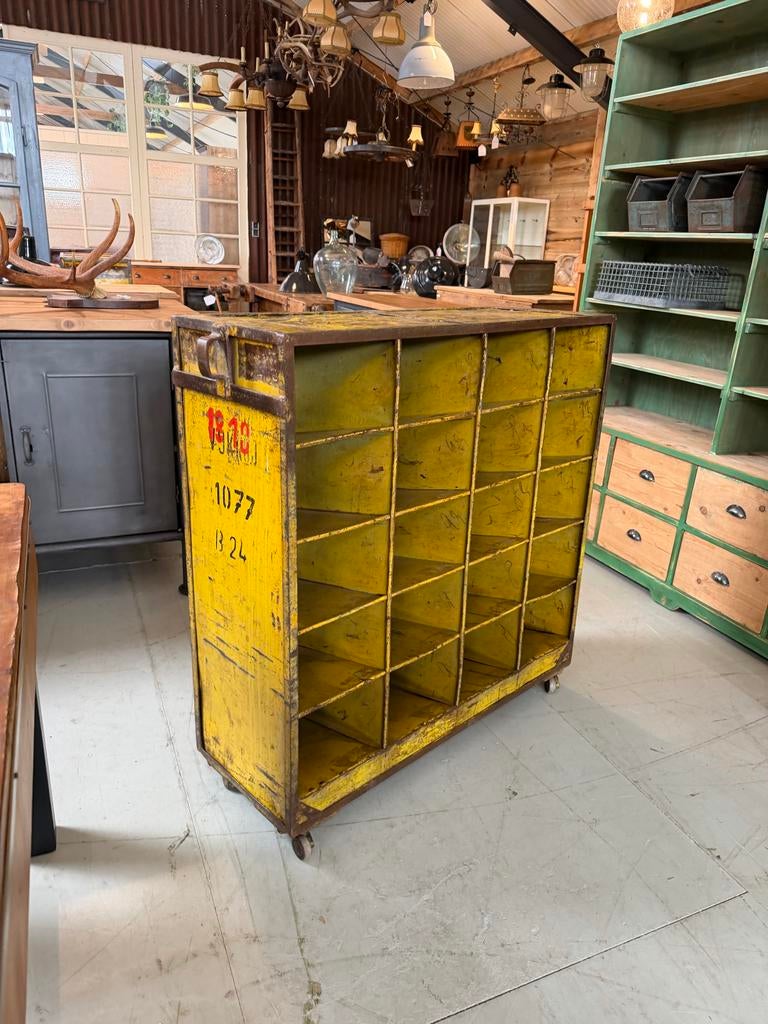 Vintage schoenenkast | Vakkenkast op wielen | Metalen kast, Ophalen