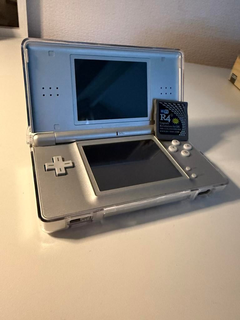 Nintendo DS lite goede staat met r4 kaart, Spelcomputers en Games, Spelcomputers | Nintendo DS, Gebruikt, Ophalen of Verzenden