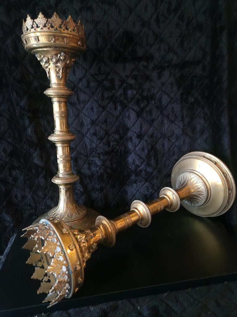 Set van twee Neo-Gotische messing kandelaars (19e eeuw), Antiek en Kunst, Antiek | Kandelaars, Ophalen of Verzenden, Koper of Brons