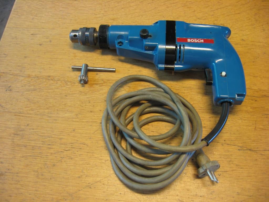 Vintage boormachine Bosch blauw professional  zgan, Ophalen of Verzenden, Zo goed als nieuw, Boormachine, Klopboormechanisme