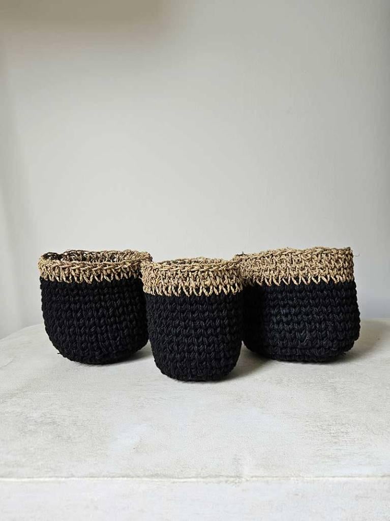 Zwart gebreid mandje met zeegras 1 uit Bali, Huis en Inrichting, Woonaccessoires | Schalen en Manden, Nieuw, Mand, Rond, Overige materialen