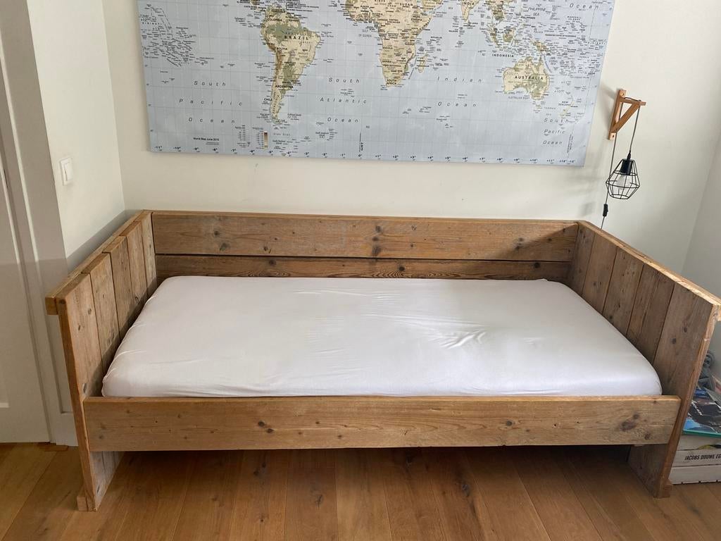 Leuk bed van stijger hout van Saartje Prum, Ophalen, 85 tot 100 cm, Zo goed als nieuw, Lattenbodem