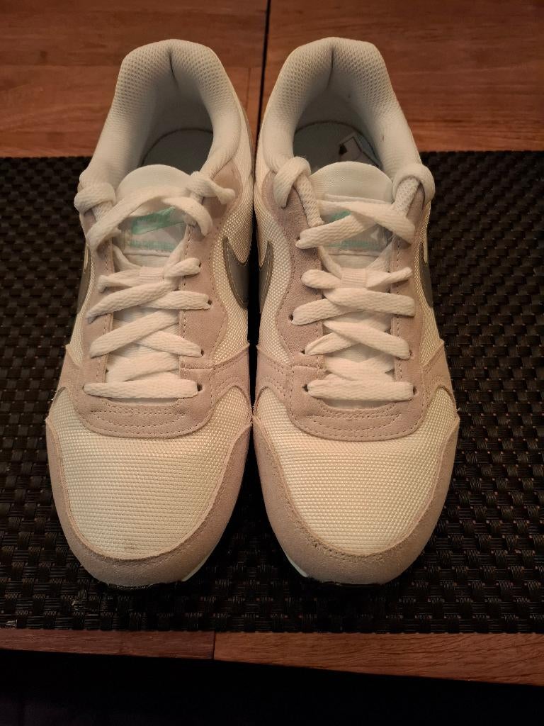 Nike MD Runner mt 40 zgan, Kleding | Dames, Nike, Ophalen of Verzenden, Zo goed als nieuw, Wit